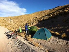 Montando las casetas por primera vez para pasar la noche a 4.700 mts. La luz no daba para más. Noche de nervios y taquicardia por la altitud.