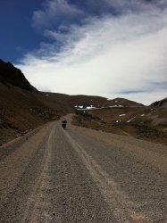 Remontando lo bajado en el paso del Picavilque, una experiencia durísima pese a lo corto de la distancia. Primero montados, después caminando, finalmente...sufriendo como condenados.