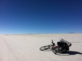 El Salar de Uyuni parece que va a hacerte desaparecer, que te disolverás en ese océano blanco en cualquier momento.