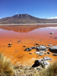 Según avanza la mañana, las tonalidades varían en la Laguna Colorada, de los naranjas más suaves, a los rojizos más saturados.