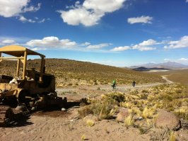 Adentrándonos con incertidumbre en Bolivia al salir de Cancosa. En la distancia se atisbaba el Salar de Uyuni.